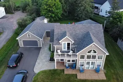 Image de Luxurious cottage in the Heart of Shediac w/firepit, bike trail to Parlee beach!
