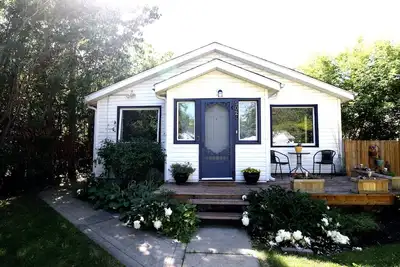 Image de Cute and cozy cabin a minute walk from the lake.