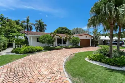 Image de Steps from the beach, heated pool, and ocean sunrises from your patio