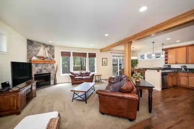 Image de Spacious 2-Story Home, walk to the beach, fenced yard, patio, bbq and fire pit