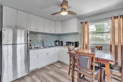 Image de Downtown Single Family Modern Bungalow close to beaches and dining by RedAwning