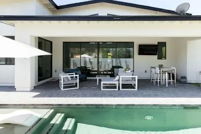 Image de Orange Blossom by LuxeKey: Modern Luxury Home in Old Town w/ Free Pool Heat