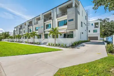 Image de New Luxury 3 Level Townhouse Westshore, Location!