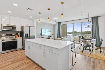Image de The Strand 521 - Luxury Top-Floor Suite - Breathtaking Bay Views - Pool & Spa