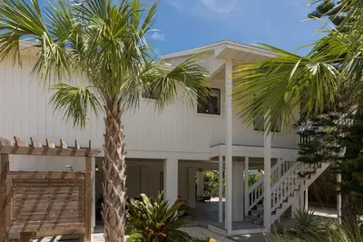 \"Seagrape Cottage\" Steps to the Beach