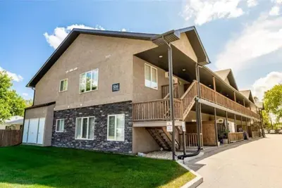 Image de Cozy 2nd floor condo unit with balcony near downtown