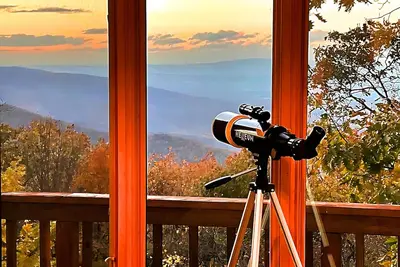 Wildbriar Lodge • 6br\/6ba • Master Suites • Hot Tub • Game Room • Mountain Views