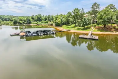 Image de Résidence au bord du lac avec piscine et salle de jeux, près du centre-ville