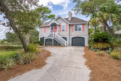 Image de The Coral Pelican - Very charming cottage, one block to beach!