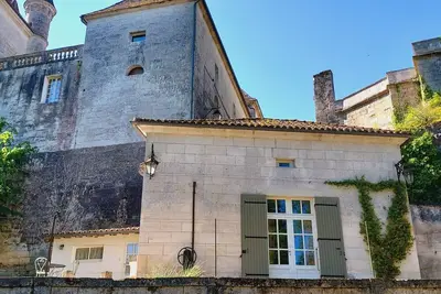 Image de le Pavillon, au Château des Sénéchaux, un parfait refuge au bord de la rivière.