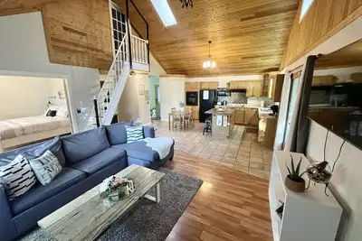 Lake View Cottage w\/dock on Lake Isle Ab -kayak & canoe, fireplace, 45min to Edm
