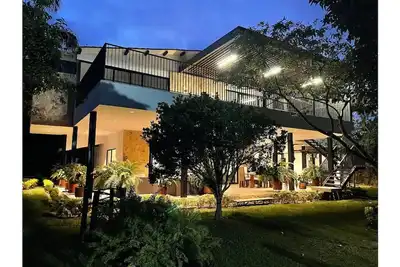 Image de Beautiful comfortable modern country house with swimming pool