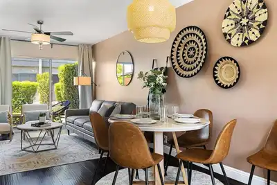 Image de Scott Place - Amazing location, heated pool, vibrant space awaits!