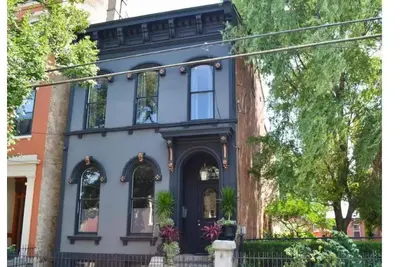 Image de Tranquil In-Town Garden Carriage House, No pet fee