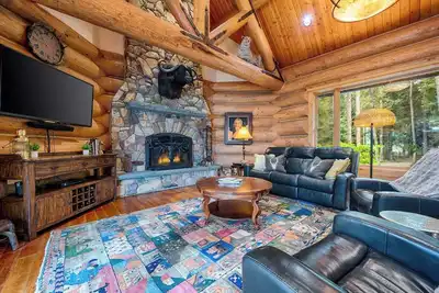 Image de The Montana Manor, Custom Log Estate Sleeping 14
