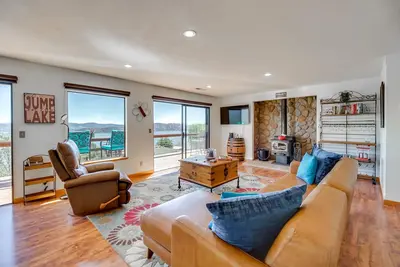 Image de Idyllic Kelseyville Home w/ 2 Decks + Views!