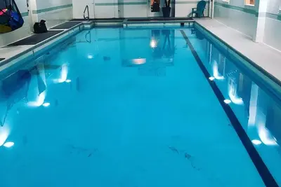 Image de 2 Bedroom Downtown Condo above Gym with Pool Hot tubs sauna etc.