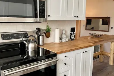 Image de Rustic Cabin with all the amenities, including the hot tub!