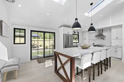 Image de Completely Redone Private Modern Beauty-5 minutes to Dune Road Beaches