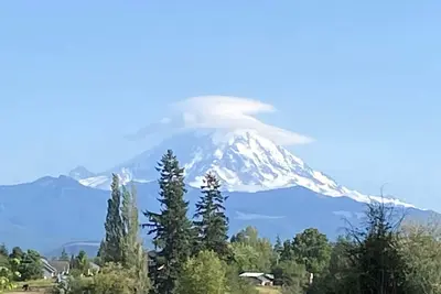 Image de Vintage Sunline Trailer with View of Mt Rainier, 1hr from Mt Rainier