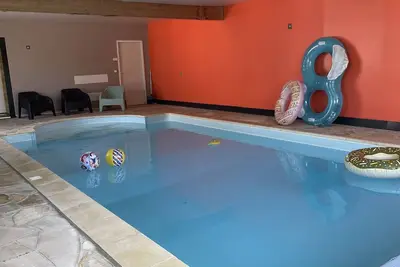 Image de Villa spacieuse avec sa piscine couverte, chauffée à deux pas de la plage