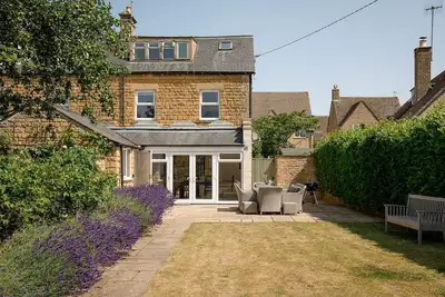 Kimkeri, Bourton-on-the-Water - sleeps 6 guests  in 3 bedrooms