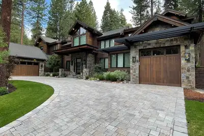 Image de This exquisitely designed, modern mountain home