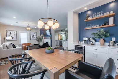 Image de Chic 4br/3ba House – 10 min to Mercedes‑Benz – Private Deck + Bbq