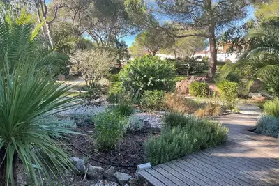 Image de 2 pièces dans belle copropriété Saint Raphael, 100 m des plages