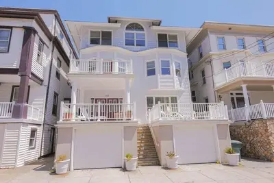 Image de localSTR - Beach Block Oasis - 4, 000sqft + 5 Bed