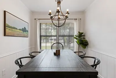Image de || McKinney Manor || Cottage in Historic Downtown McKinney
