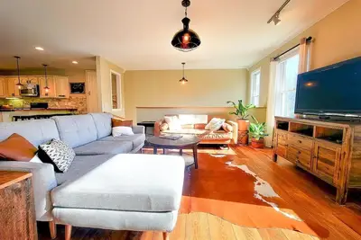 Image de Modern home, minutes to Waterbury, Stowe, and Sugarbush