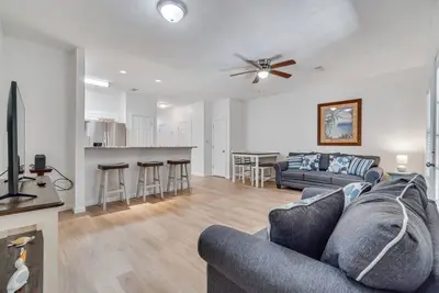 Image de Mins from the beach, Stunning renovated townhome- Sleeps 6