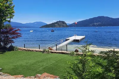Image de Lakefront Property with Private Dock for Mooring on Shuswap Lake
