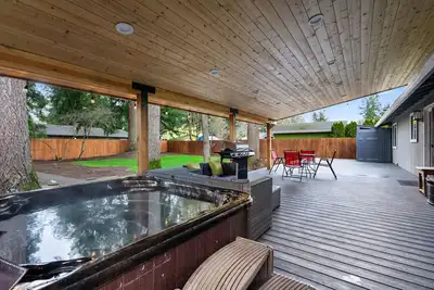 Image de Cheerful 4 bedroom home one level with hot tub and park like feel