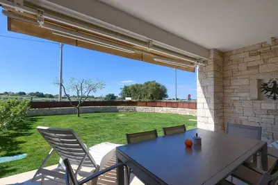 Image de Brand New Modern apartment for 6+2 guests with shared pool