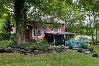 Image de Cheerful Circa 1700 3 Bedroom Farmhouse