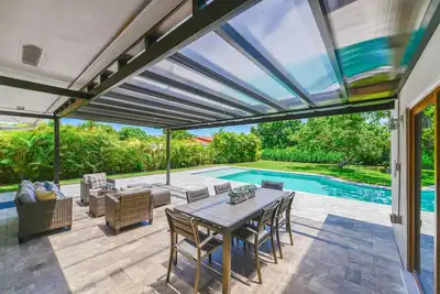 Private Pool House w/4br in Westchester Miami