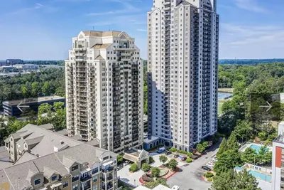 Image de High rise 2 bedroom