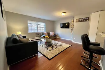 Image de Newly listed 1Bedroom Apartment close to train!