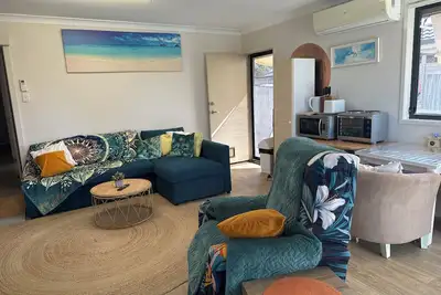 Image de Leisure by the Lakes- 5 mins drive to major shopping, beaches and hospitals