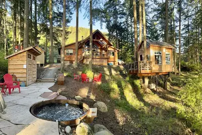 Image de Lakeside Cabin in the Trees with Views and Hot Tub