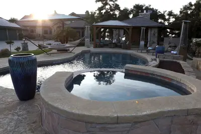 Image de Pool, HotTub, ColdPlunge, InfraredSauna, Massage Chair, Steam Shower, Jason Tub