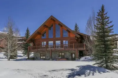 Image de Spacious Log home, 3750 sqft. Mountain view, Hot tub, 4 min from Granby Ranch