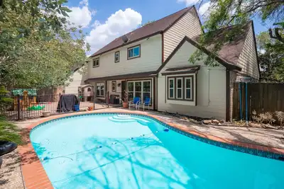 Image de 4 bed/3. 5 bath home away from home in Katy, Texas.