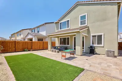 Image de Stylish 4bd Home ~ Pvt Backyard ~ Minutes to Napa