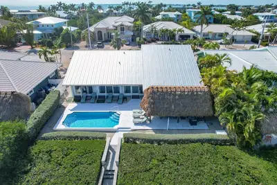 Image de Reel 'Em In: Your Beautiful Kcb Retreat, Private Pool, Dock, Tiki Hut, Cabana Club & Dog-Friendly!