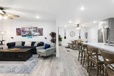 Image de Spacious house w/hot tub/Lawn/Fire pit - mins to old town/Asu. Pet Friendly!