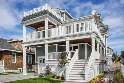 Image de 159 26th Street - Spacious home in the heart of Avalon, two blocks to beach.