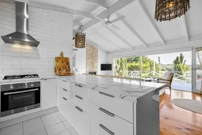 Image de Picturesque Ossett Delight, Beach Holiday Home, Sorrento